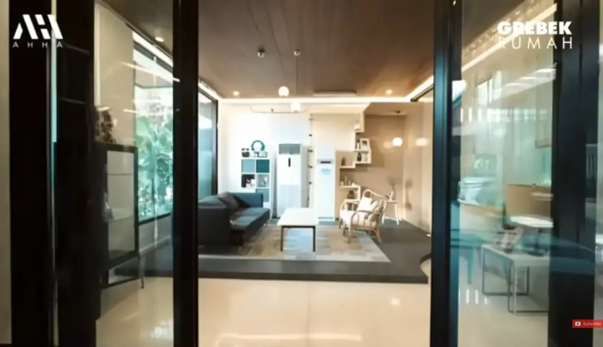 Berikut ruang untuk menerima tamu Rachel Vennya. Ruangan ini terpisah dengan ruang keluarga untuk menjaga privasi anak-anaknya. Ruangan dengan dinding kaca, sehingga tampak luas dan asri. [Youtube/AH]