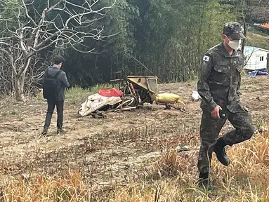 Puing-puing pesawat latih KT-1 Angkatan Udara Korea Selatan terlihat di sebuah lapangan di Sacheon, Korea Selatan, Jumat (1/4/2022). Dua pesawat angkatan udara Korea Selatan bertabrakan di udara selama pelatihan dan jatuh di dekat pangkalan mereka, menewaskan empat pilot. (Kim Dong-min/Yonhap via AP