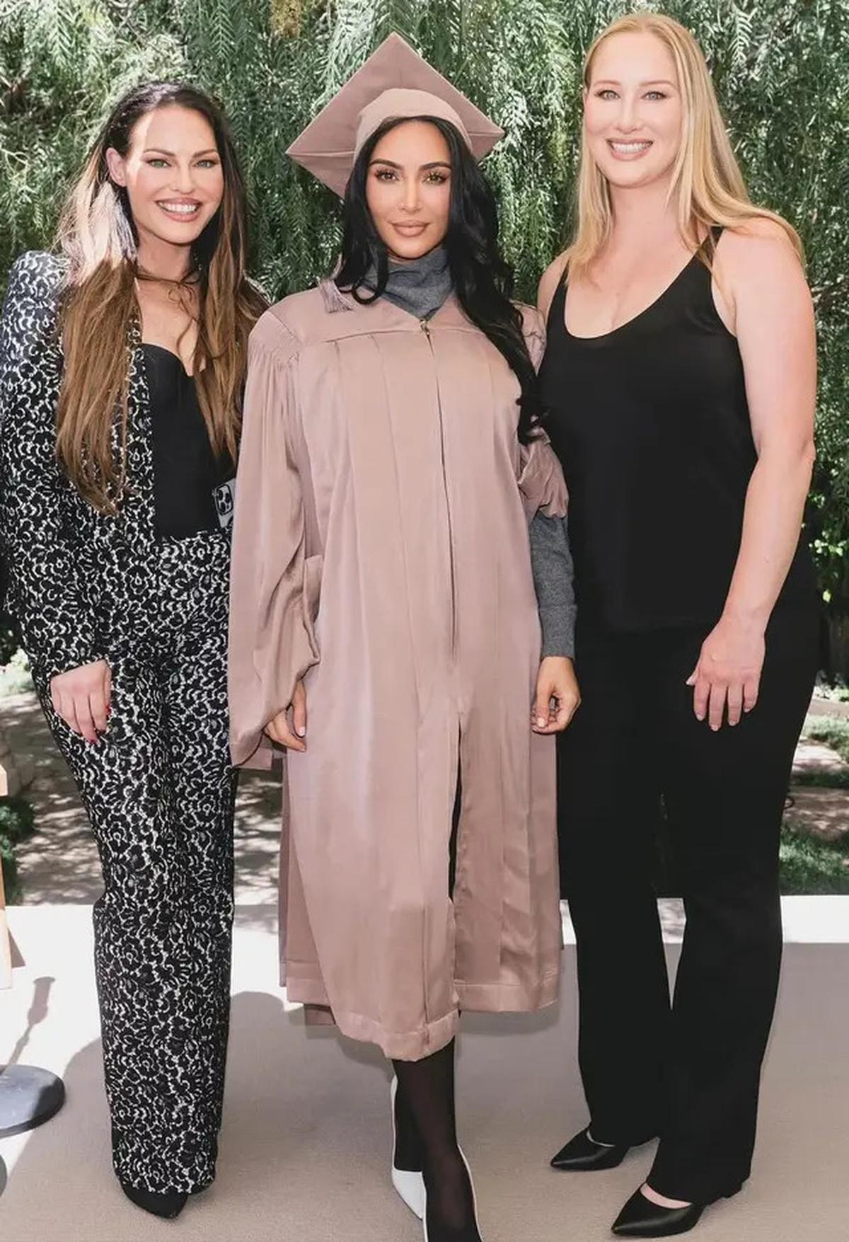 6 Tampilan Kim Kardashian Mengenakan Toga saat Lulus Program Studi Hukum di Usia 44 Tahun