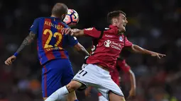 Bek Barcelona, Aleix Vidal, duel udara dengan penyerang Alaves, Ibai Gomez. Meski kalah, namun penguasaan bola dari La Blaugrana mencapai 73 persen. (AFP/Lluis Gene)