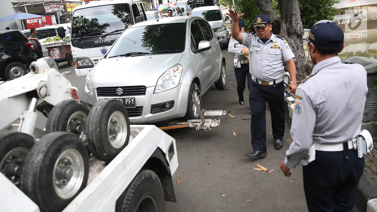 Parkir Liar Penuhi Jalan, Petugas Kembali Derek Mobil di Pasar Baru