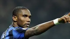 Selebrasi striker Inter Milan Samuel Eto'o yang menyumbang dua gol saat mengalahkan Bologna 4-1 dalam partai lanjutan Serie A di Stadio Giuseppe Meazza, 15 Januari 2011. AFP PHOTO/Filippo MONTEFORTE 