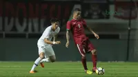 Pemain Timnas Indonesia, Alberto Goncalves (kanan) melewati adangan pemain Korea Selatan U-23 pada laga uji coba di Stadion Pakansari, Bogor, (23/6/2018).  Indonesia U-23 kalah 1-2 dari Korea U-23. (Bola.com/Nick Hanoatubun)