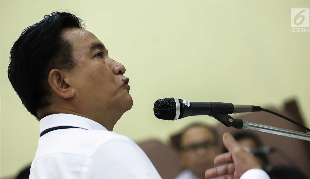 Yuzril Ihza Mahendra saat menjalani sidang ke-6 perkara Fiktif Positif di PTUN Jakarta, Rabu (24/5). Dalam perkara ini, belasan anggota DPD menggugat proses pengambilan sumpah Oesman Sapta, Nono Sampono, dan Darmayanti Lubis. (Liputan6.com/Faizal Fanani)