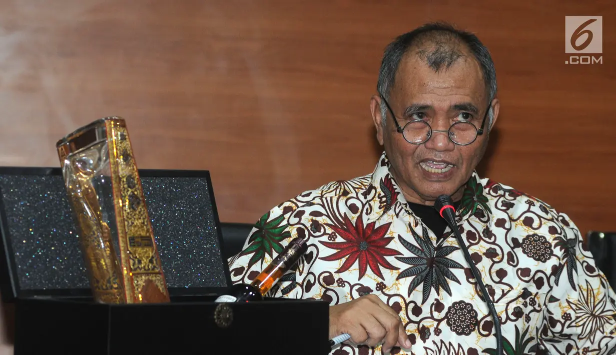 Ketua KPK Agus Rahardjo memberi keterangan terkait barang barang gratifikasi di Gedung KPK, Jakarta, Senin (4/6). Agus mengapresiasi berbagai laporan penerimaan gratifikasi yang telah disampaikan oleh berbagai pihak. (Merdeka.com/Dwi Narwoko)