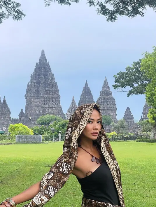 Di tengah kesibukannya, Shanty menghabiskan waktunya di Jogja dengan mengunjungi beberapa candi. Seperti Candi Prambanan dan Candi Sewu. [@shantyofficial]