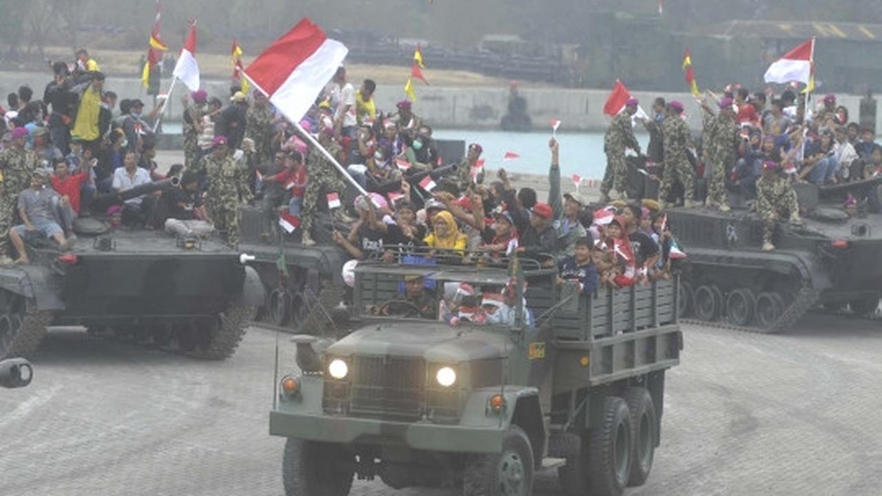 Antusiasme warga naik kendaraan kelas berat TNI