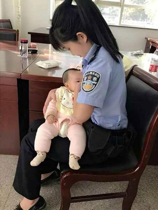 Hao menyusui bayi seorang terdakwa yang sedang melakukan sidang terkait kasusnya/copyright shanghaiist.com