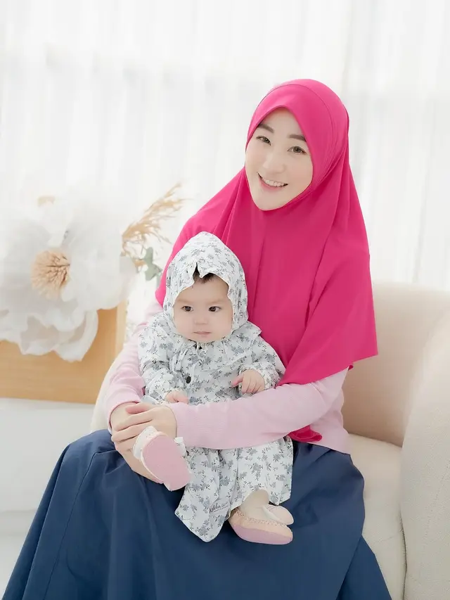 6 Gaya Outfit Larissa Chou saat Momong Anak Kedua, Tetap Modis dan Anggun