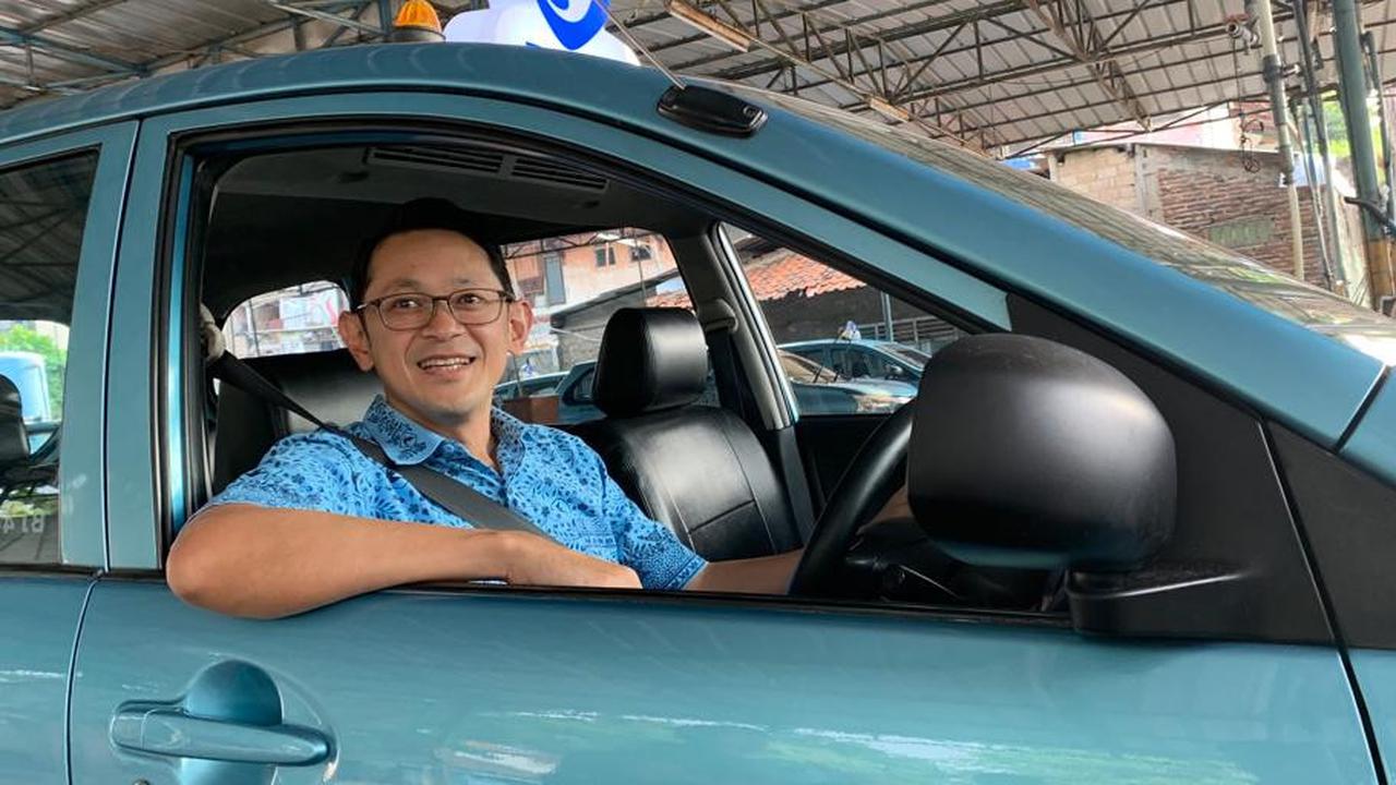 Kisah Pengemudi Taksi Bantu Lansia Kebingungan dapat Apresiasi dari Bos Bluebird