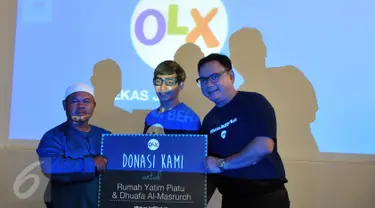 CEO OLX Indonesia Daniel Tumiwa (kanan) bersama para penerima donasi di Jakarta, Kamis (11/6/2015). OLX mengajak masyarakat dalam gerakan sosialisasi membantu sesama dengan tagar #BekasJadiBerkah saat beriklan di OLX (Liputan6.com/Andrian M Tunay)