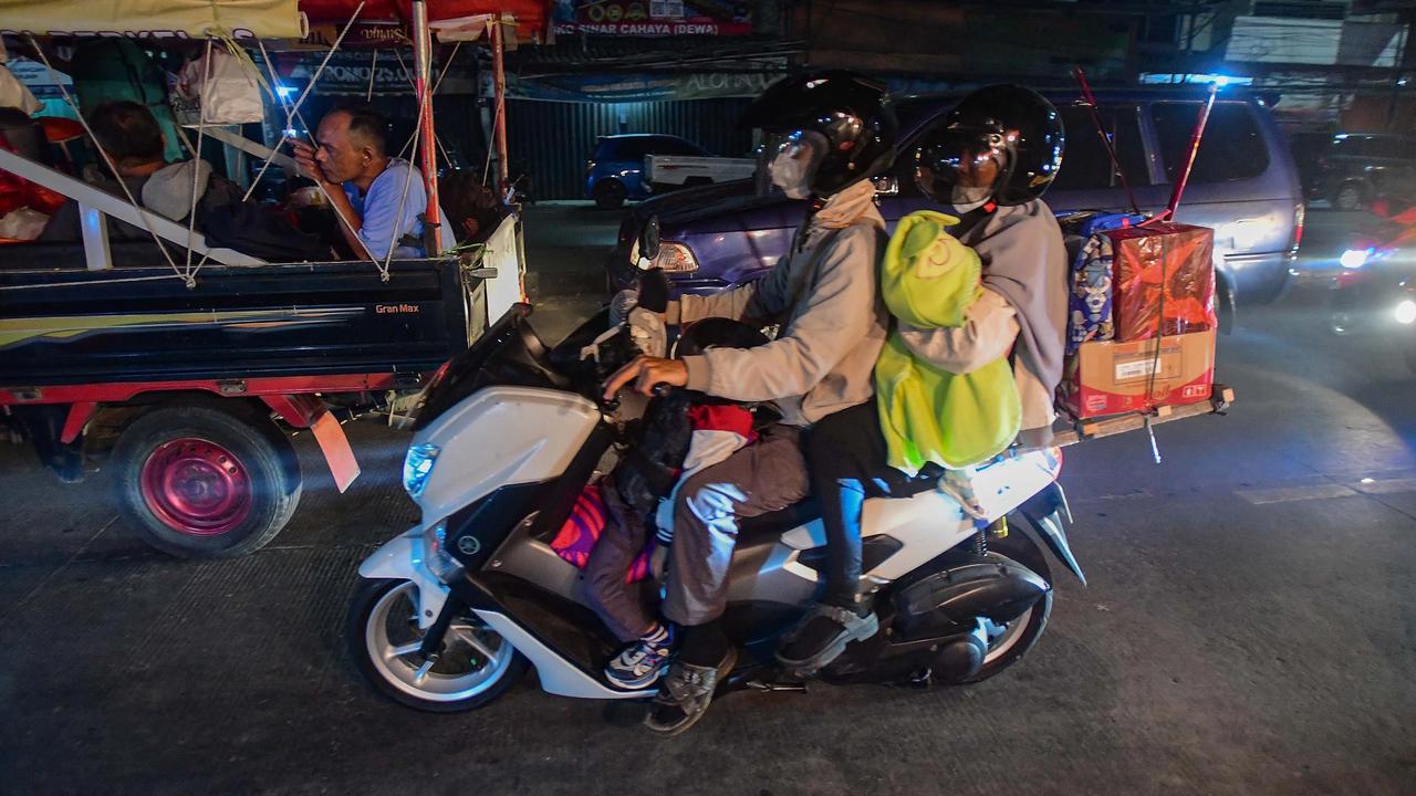 FOTO: Pemudik Padati Jalur Arteri Bekasi Cikampek