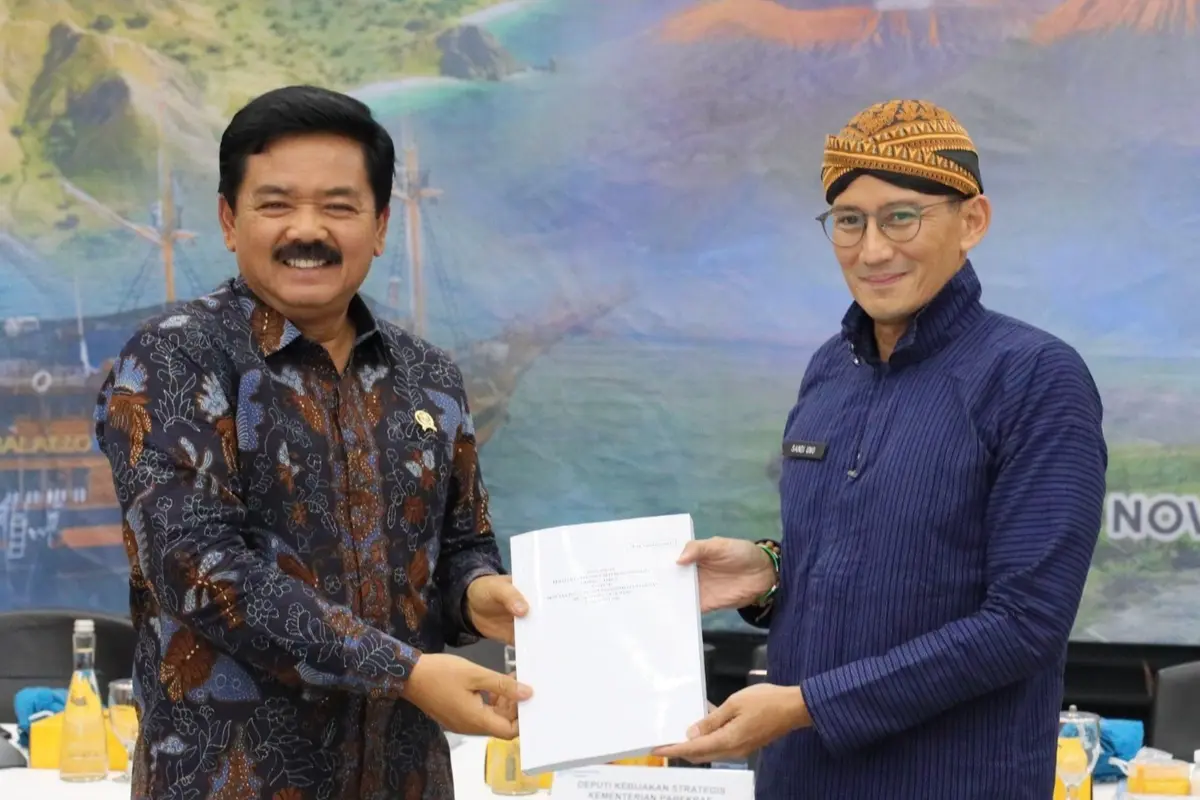 Menteri Agraria dan Tata Ruang/Kepala Badan Pertanahan Nasional (ATR/BPN), Hadi Tjahjanto (kiri) dan Menteri Pariwisata dan Ekonomi Kreatif (Parekraf), Sandiaga Uno menghadiri Rapat Tingkat Menteri terkait Finalisasi Rencana Induk Destinasi Pariwisata Nas