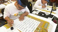Mushaf Nusantara yang ditulis oleh 365 kaligrafer secara serentak di 30 provinsi mencatat 2 rekor MURI. (Foto: Liputan6.com/Kemenag)