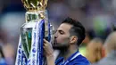 Gelandang Chelsea, Cesc Fabregas mencium trofi Liga Inggris di stadion Stamford Bridge, london, (21/5). Pesta besar digelar oleh Chelsea usai mengalahkan Sunderland dengan skor 5-1. (AP Photo/Frank Augstein)