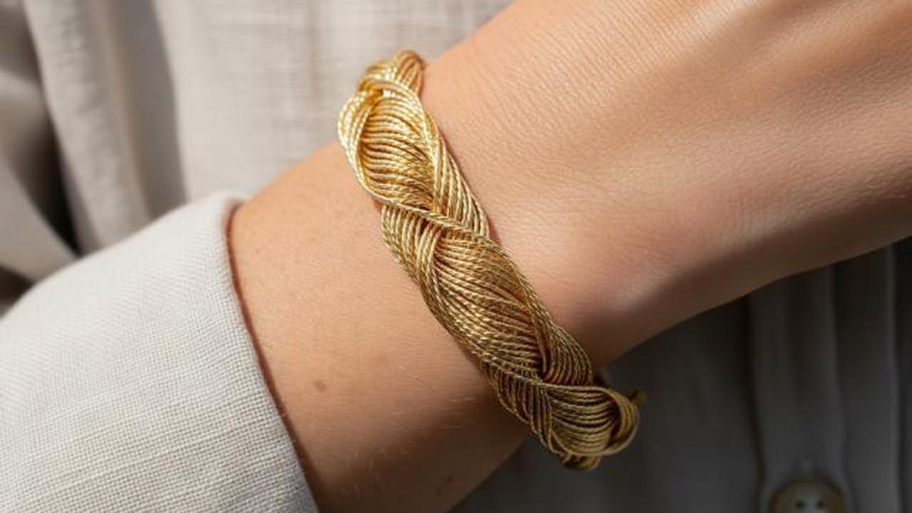 Gelang Wire dengan Tekstur Ulir/Model Gelang Emas Choker Simpel Tapi Elegan (Sumber: gemini)