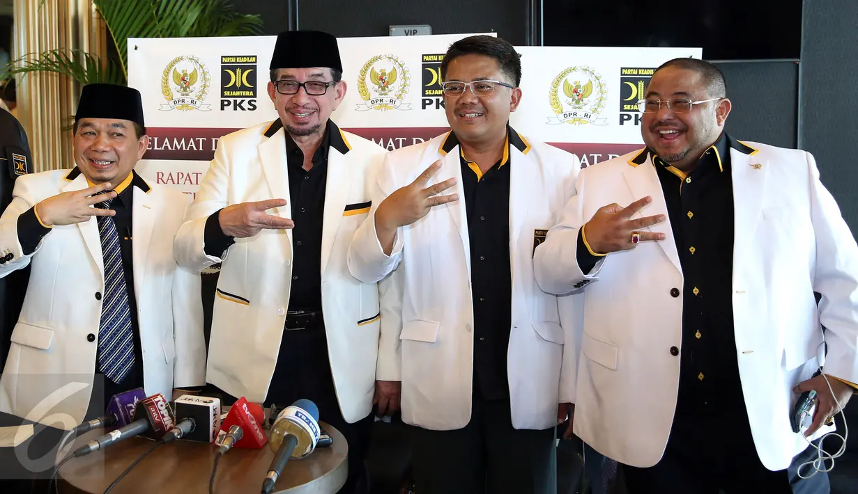 (ki-ka) Ketua Fraksi PKS DPR RI Jazuli Juwaini, Presiden PKS Sohibul Iman, Ketua Majelis Syuro PKS Salim Segaf Al Jufri dan Anggota Fraksi PKS Abu Bakar Al Habsyi foto bersama saat rapat pleno di Jakarta, Kamis (12/1). (Liputan6.com/Johan Tallo)