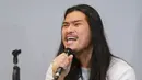 "Iya single ketiga judulnya Tentang Rindu. Itu cerita seorang ayah yang selalu mendedikasikan hidup untuk anaknya, jadi ini saya dedikasikan ke ayah," pungkas Virzha. (Adrian Putra/Bintang.com)