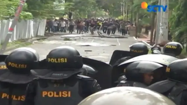 Bentrok mereda setelah polisi memukul mundur mahasiswa hingga ke dalam kampus dan menangkap seorang provokator.