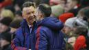 Pelatih MU, Louis van Gaal, tertawa bersama assistennya Ryan Giggs usai menaklukan Liverpool pada laga Liga Premier Inggris di Stadion Anfield. Pria berkebangsaan Belanda itu bisa sedikit bernafas lega usai menang atas The Reds. (Reuters/Carl Recine)