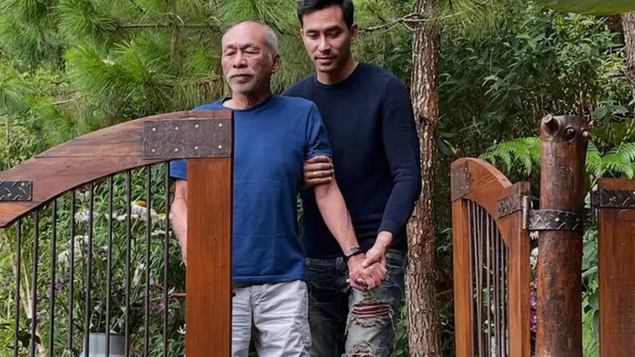 6 Potret Kenangan Darius Sinathrya dan Sang Ayah, Meninggal Saat Suami Donna Agnesia Ultah ke-40
