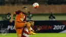 Bek PBFC, Yamashita Kunihiro (kiri) berebut bola dengan pemain Madura United saat laga 8 besar PIala Presiden 2017 di Stadion Manahan Solo, Sabtu (25/2). PBFC unggul adu penalti 5-4 (0-0). (Liputan6.com/Helmi Fithriansyah)