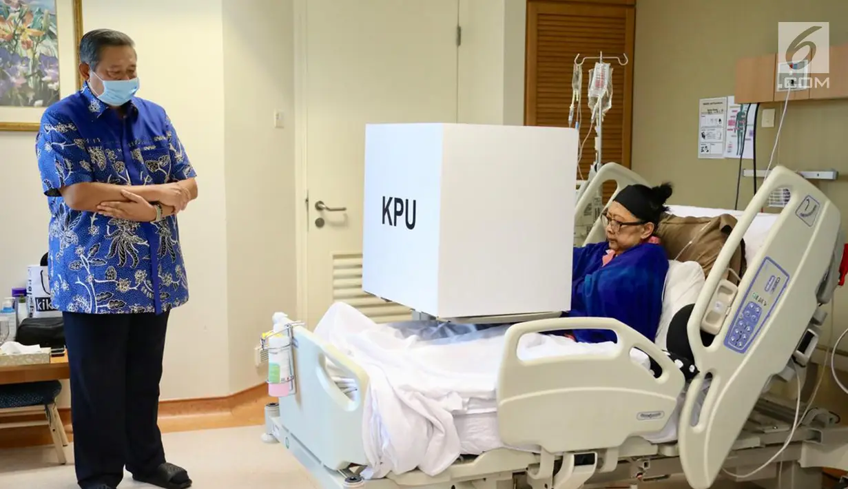 Presiden ke-6 RI Susilo Bambang Yudhoyono atau SBY (kiri) menemani sang istri Ani Yudhoyono melakukan pencoblosan Pemilu 2019 saat tengah menjalani pengobatan di National University Hospital, Singapura. Ani Yudhoyono mengalami sakit kanker darah kurang lebih selama empat bulan. (Liputan6.com/HO)