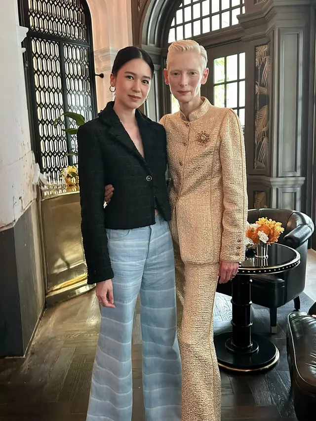 Totalitas Jadi Human Chanel, Pesona Laura Basuki Hadiri Chanel Cruise Show 2025/26 dengan Balutan Tweed Blazer di Singapura