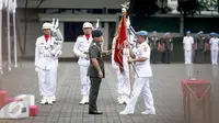 Panglima TNI Jenderal Gatot Nurmantyo bersiap menyerahkan pataka Paspampres Setia Waspada kepada Komandan Paspampres Brigjen (Mar) Suhartono saat prosesi sertijab Danpaspampres di Mako Paspampres, Jakarta Pusat, Selasa (14/3). (Liputan6.com/Faizal Fanani)