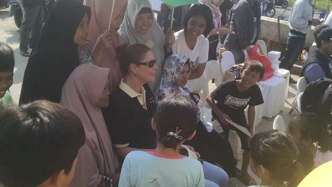 Emak-Emak Berebut Selfie dengan Bule Pemantau Pilkada di Bekasi