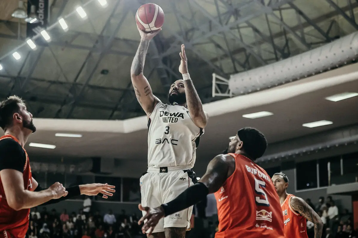 Aksi Troy Gillenwater saat Dewa United mempermalukan Pelita Jaya di semifinal IBL 2026