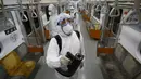 Seorang Petugas melakukan penyemprotan guna mencegah penyebaran wabah virus MERS di stasiun Seoul Metro, Goyang, Korsel, (9/6/2015). Korea Selatan siaga satu menghadapi wabah virus mematikan Middle East Respiratory Syndrome (MERS). (REUTERS/Kim Hong-Ji)