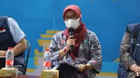 Plt Kepala Dinas Kesehatan Jabar Dewi Sartika bicara penambahan tempat tidur di rumah sakit rujukan COVID-19 dalam acara Jabar Punya Informasi, di Gedung Sate, Kota Bandung, Jumat (11/6/2021). (Foto: Dinkes Jabar)