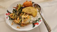 Ingin tetap sehat meski makan nasi putih? Gabungkan dengan lauk bergizi tinggi dan pilih makanan yang kaya serat untuk energi yang tahan lama dan gula darah yang terkontrol (Foto: Aditya Eka Prawira/Liputan6.com)