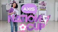 Head Youth Marketing Communication XI Axiata, Nahdiah Estu Prawesti, saat Grand final AXIS Nation Cup 2023 di Istora Senayan, Jakarta, Minggu (15/10/2023). (Bola.com/M Iqbal Ichsan)