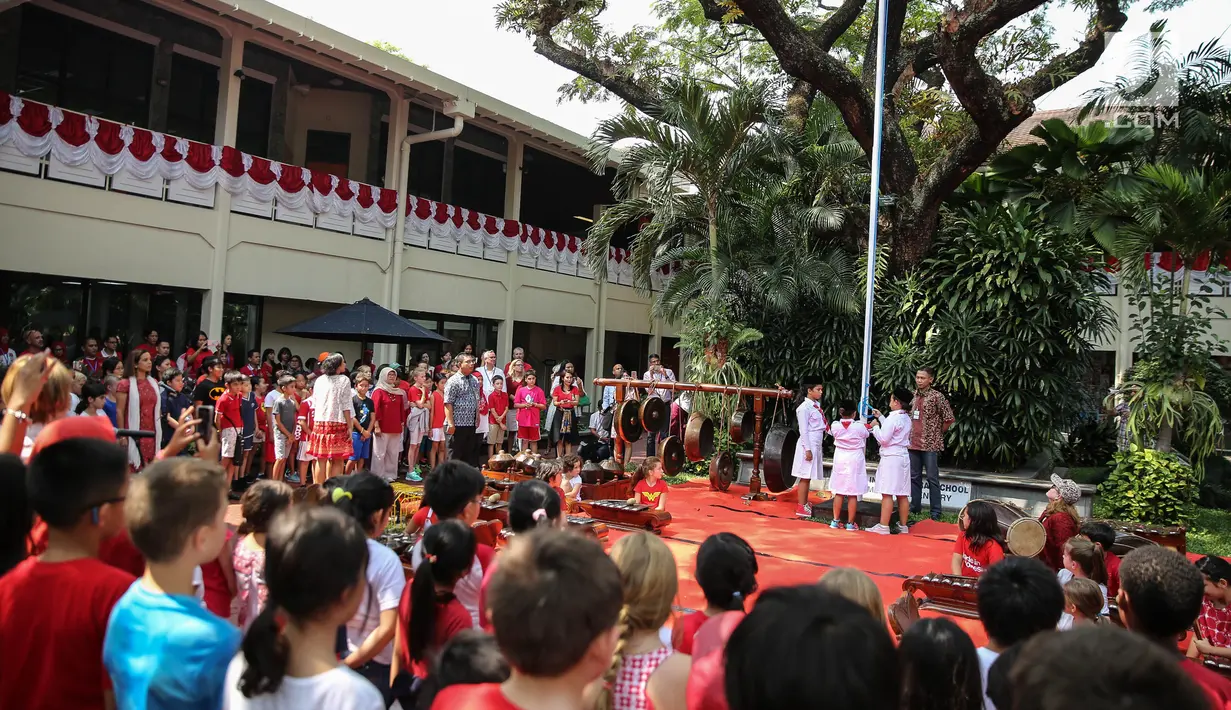 Suasana upacara bendera di Kampus JIS Pattimura, Jakarta, Rabu (16/8). Kegiatan tersebut dilakukan untuk memperingati Hari Proklamasi Kemerdekaan yang ke-72. (Liputan6.com/Faizal Fanani)