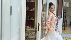 Penyanyi Krisdayanti berpose seusai rekaman soundtrack Film Ayat Ayat Cinta 2 di kawasan Bintaro, Tangerang Selatan, Senin (11/09). Dalam pembuatan soundtrack itu Krisdayanti bekerjasama dengan Melly Goeslaw dan Anto Hoed. (Liputan6.com/Herman Zakharia)