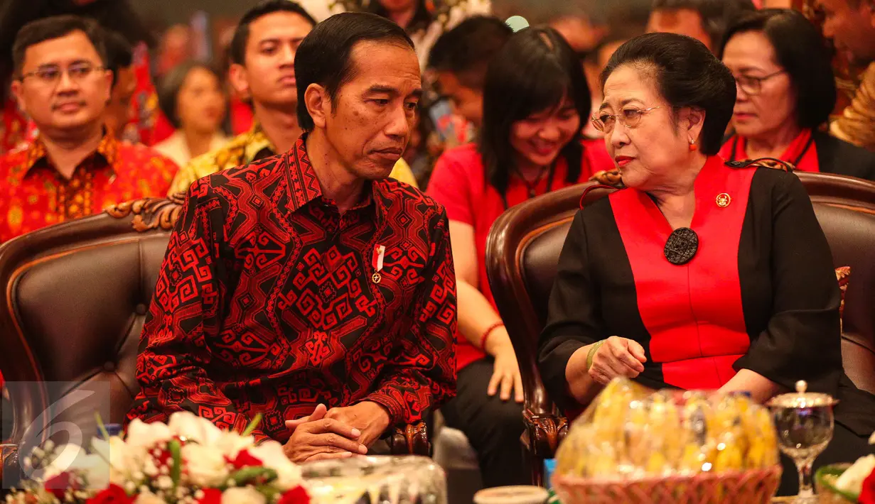 Presiden Jokowi dan Ketum PDIP Megawati Soekarnoputri berbincang disela peringatan HUT PDIP ke-44 di Jakarta Convention Center (JCC), Jakarta Pusat, Selasa (10/1). Sederet tokoh politik dan ketua partai hadir dalam acara itu. (Liputan6.com/Faizal Fanani)