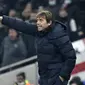 Pelatih Tottenham Antonio Conte menginstruksikan pemainnya saat bertanding melawan West Ham United pada pertandingan perempat final Piala Liga Inggris di Stadion Tottenham Hotspur di London, Kamis (23/12/2021). Kemenangan mengantar Chelsea ke semifinal Piala Liga Inggris. (AP Photo/Rui Vieira)