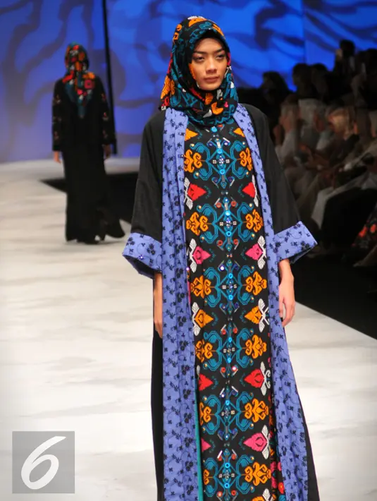 Model mengenakan busana rancangan Vivi Zubedi pada Indonesia Fashion Week (IFW) 2016 di JCC Senayan, Jakarta, Jum'at, (11/03). Busana yang dibawakan bertema kebudayaan Indonesia. (Liputan6.com/Faisal R Syam)