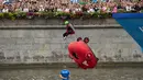 Seorang peserta melompat dari wahana terbang rakitannya saat festival olahraga Letfest di Muzeon Art Park, Moskow, Sabtu, 22 Agustus 2026. (Foto AP/Alexander Zemlianichenko)