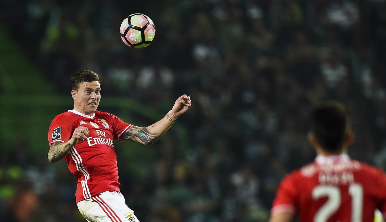 Manchester United pada musim panas tahun ini mendatangkan Bek asal Swedia, Victor Jörgen Nilsson Lindelöf dari Benfica dengan nilai 30,7 juta poundsterling (Rp 530 miliar) pada 14 Juni 2017. (AFP/Patricia De Melo Moreira)