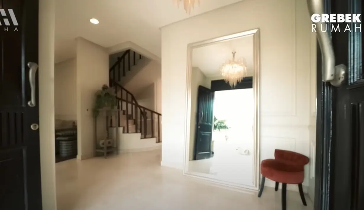 Meski mewah, tetap menyuguhkan suasana homey yang hangat. Perpaduan antara kemewahan dan kenyamanan. Atta Halilintar mengakui rumah Olla begitu homey dan bikin betah.  [Youtube/AH]