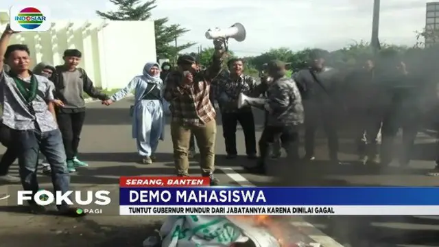 Puluhan mahasiswa HMI Banten berunjuk rasa menuntut Gubernur Banten, Wahidin Halim, agar mundur dari jabatannya.