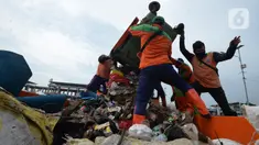 Petugas dari Dinas Lingkungan Hidup DKI Jakarta mengumpulkan sampah di Pelabuhan Kali Adem, Muara Angke, Jakarta, Rabu (6/1/2021). Dalam sehari, sampah pesisir Teluk Jakarta Utara bisa terangkut sekitar 7 kubik sampah plastik yang terbawa dari sungai maupun arus laut. (merdeka.com/Imam Buhori)