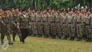 Ketua Umum Banser Yaqut Cholil Qoumas memeriksa peserta Apel Kebangsaan di Perkemahan Ragunan, Jakarta, Selasa (18/4). Apel ini bertema Memperteguh Semangat Kebangsaan, Membawa Khazanah Islam untuk Perdamaian Dunia. (Liputan6.com/Helmi Fithriansyah)