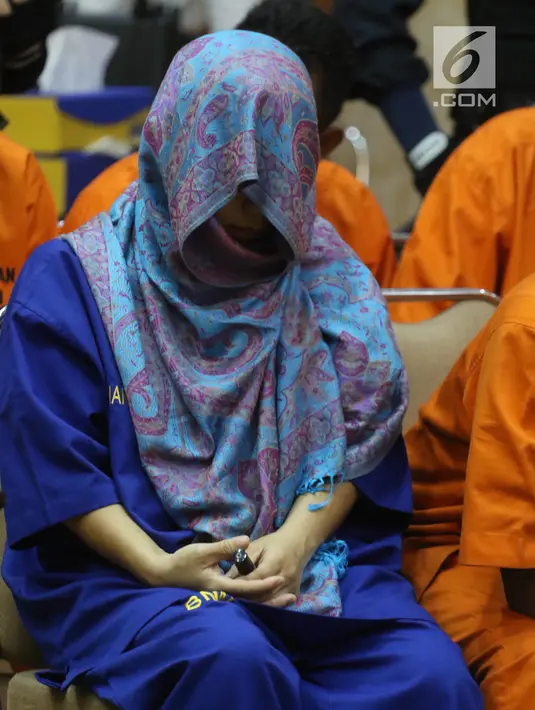Tersangka perempuan jaringan penyelundupan narkoba ditunjukkan saat rilis di Kantor Pusat Bea Cukai, Jakarta, Senin (28/5). Bea Cukai dan BNN berhasil mengungkap jaringan penyelundup 68 kg katinon dan 15.487 butir pil ekstasi. (Liputan6.com/Arya Manggala)