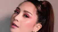 Kali ini, ibu dua anak ini memilih gaya makeup yang lebih playful dengan eyeshadow warna pink, senada dengan blush on dan lipstik. (Instagram/marlenehariman).