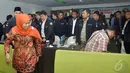  Menteri Sosial Khofifah Indar Parawansyah saat tiba di Temu Karya Nasional VII Karang Taruna di Jakarta, Rabu (20/5/2015). Pemerintah menargetkan menurunkan kemiskinan yang saat ini 10,96 persen menjadi 7 persen. (Liputan6.com/Helmi Afandi) 