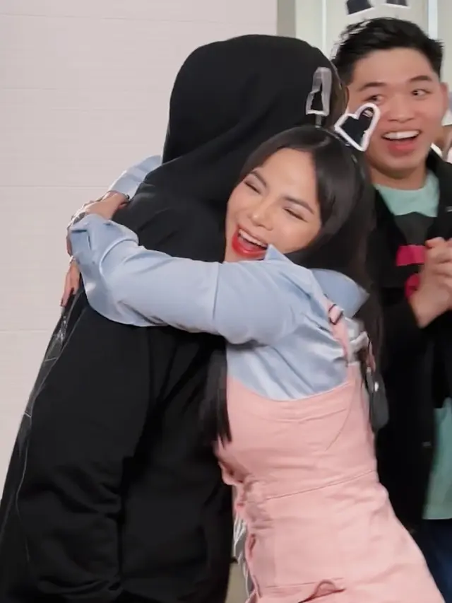 [Fimela] Dinar Candy dapat kejutan dari Alan Walker